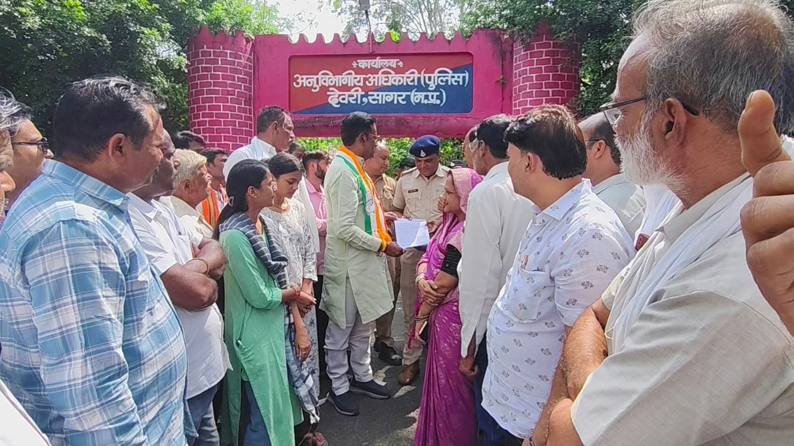 देवरी में कांग्रेस का 8 सूत्रीय ज्ञापन, अवैध शराब-नशे से लेकर जुआ-सट्टा और अपराधों पर उठाए सवाल