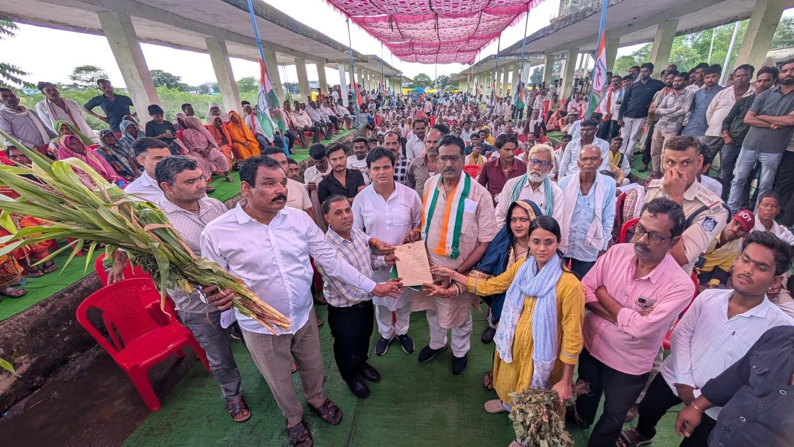 फसल नुकसान और नशे के कारोबार पर गरजी कांग्रेस, महाराजपुर में आमसभा के बाद सौंपा 20 सूत्रीय ज्ञापन