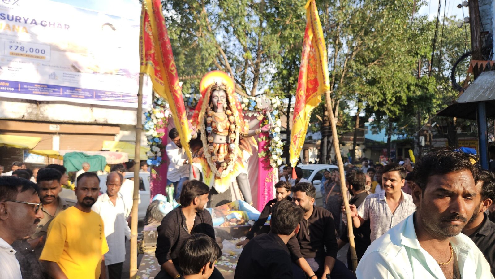 ढोल-नगाड़ों के बीच निकली मां महाकाली की भव्य शोभायात्रा, दर्शन को उमड़ा श्रद्धालुओं का सैलाब