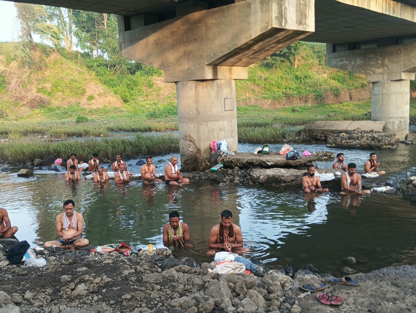 सुबह से गूंजे मंत्रोच्चार, श्रद्धालुओं ने स्नान कर पितरों का किया तर्पण; सुख-शांति और समृद्धि की कामना