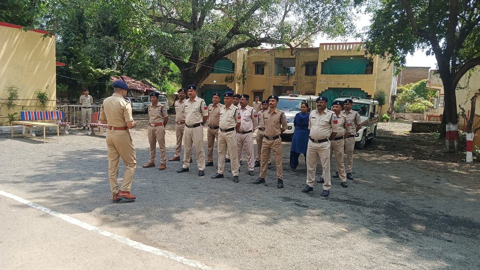 गौरझामर थाने पहुंचकर एसपी अनुराग सुजानिया ने परखी पुलिस व्यवस्था अपराध नियंत्रण और लंबित मामलों की समीक्षा