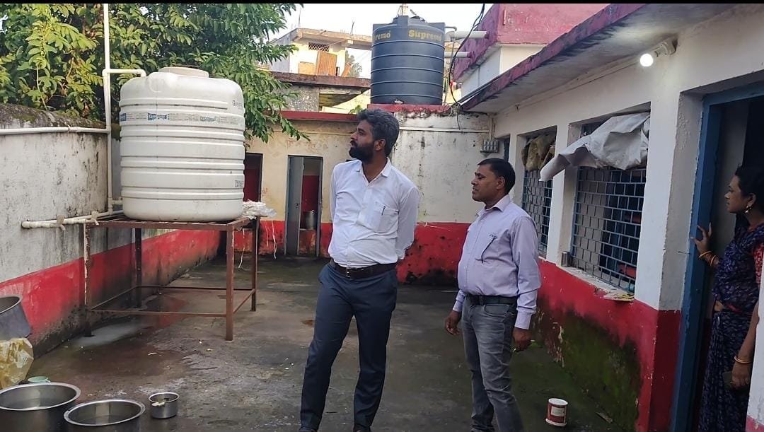 महाराजपुर के बालक और कन्या छात्रावास में औचक निरीक्षण,छात्रावासों की व्यवस्था पर प्रशासन सख्त, जांच के बाद तय होगी जिम्मेदारी