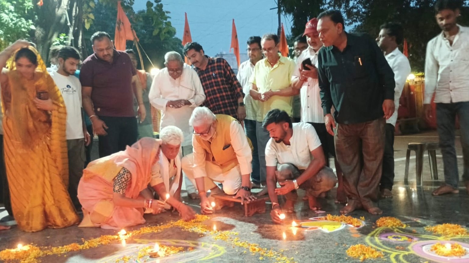 प्रधानमंत्री मोदी के जन्मोत्सव पर गौरझामर में दिखा उत्साह, “दीपों से जगमगाया संकट मोचन मंदिर,