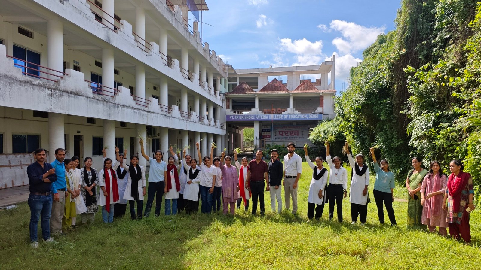 NSS स्थापना दिवस पर BKP कॉलेज में विद्यार्थियों ने किया श्रमदान, दिया स्वच्छता और पर्यावरण संरक्षण का संदेश