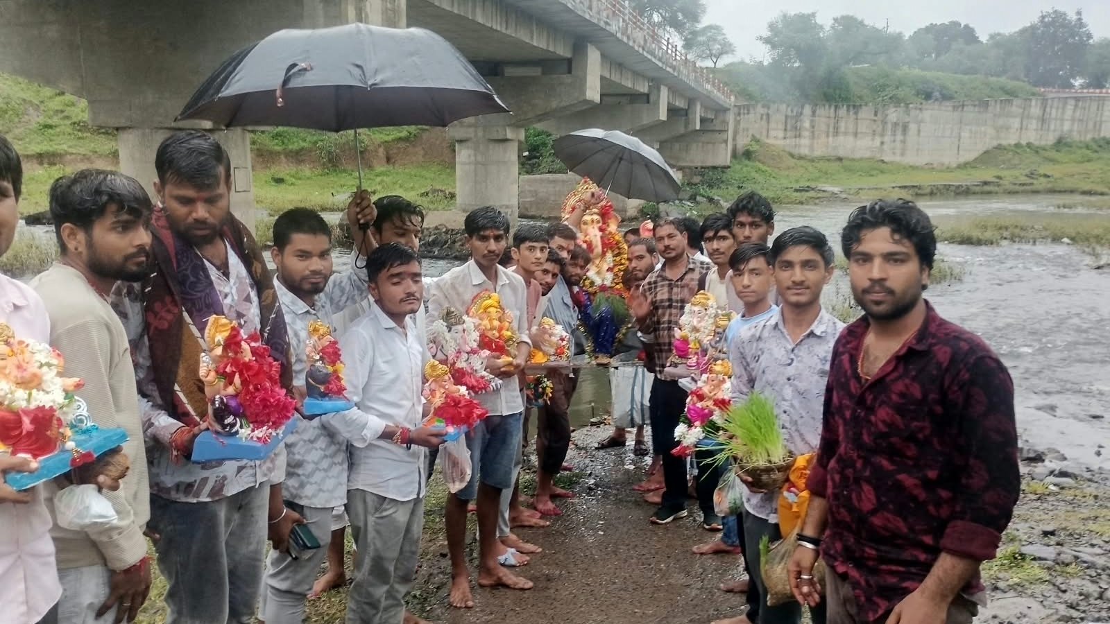 ‘गणपति बप्पा मोरया’ के जयकारों से गूंजा गौरझामर, सुनार नदी में विसर्जित हुईं गणेश प्रतिमाएं