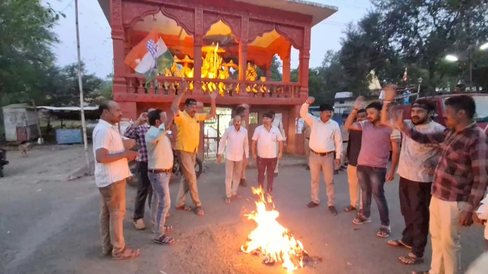 कांग्रेस कार्यकर्ताओं ने मुख्य चुनाव आयुक्त का पुतला फूंका अम्बेडकर प्रतिमा के सामने काली पट्टी बांधकर दिया धरना